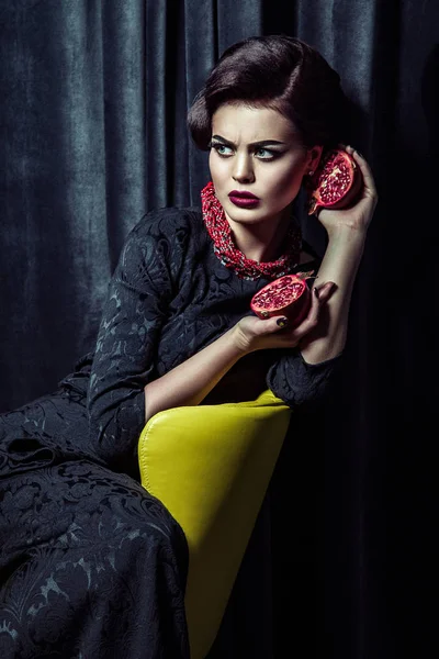 Vacker Brunett Kvinna Klädd Svart Aftonklänning Poserar Med Två Granatäpplen — Stockfoto