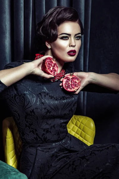 Schöne Brünette Frau Schwarzen Abendkleid Posiert Mit Zwei Granatäpfeln Den — Stockfoto