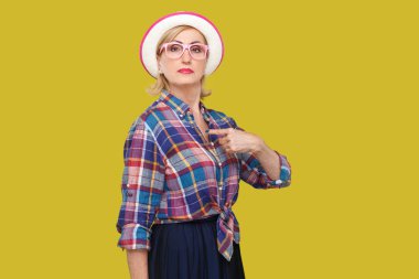 Çünkü öyleyim. Gurur ciddi modern şık olgun wo Portresi