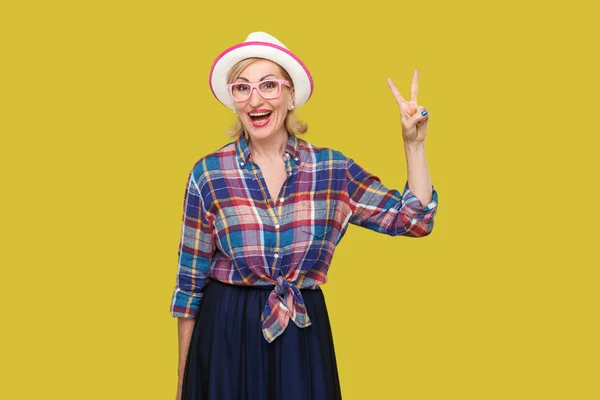 Happy Modern Stylish Mature Woman Casual Style Hat Eyeglasses Showing — Stock Photo, Image