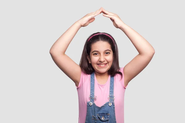 Szczęśliwy Piękna Brunetka Młoda Dziewczyna Różowym Shirt Niebieskie Kombinezony Pokazujące — Zdjęcie stockowe