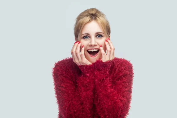 Wanita Muda Pirang Yang Cantik Dengan Sweater Merah Wajah Menyentuh — Stok Foto