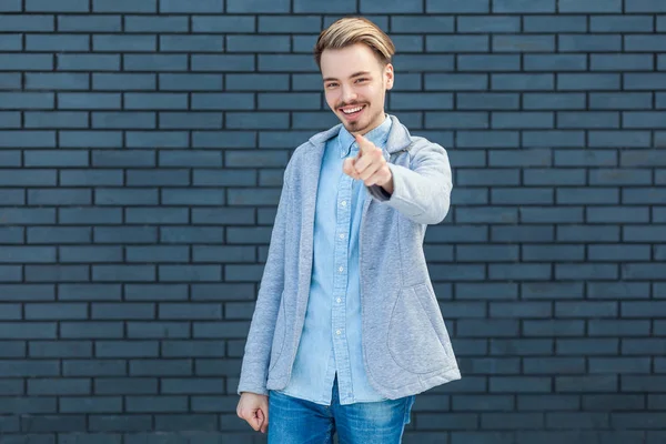 Grappig Gelukkig Succesvolle Jonge Blonde Man Casual Stijl Wijzen Kijken — Stockfoto