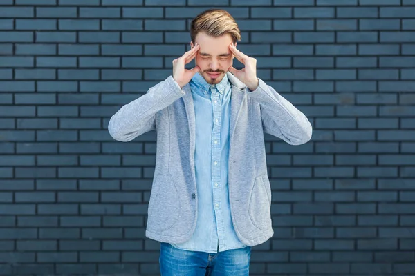 Triste Beau Jeune Homme Blond Dans Style Décontracté Debout Tenant — Photo