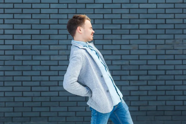 Side Bild Sjuka Stilig Ung Blond Man Casual Stil Stående — Stockfoto