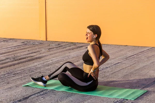 Jovem Mulher Esportiva Sportswear Preto Segurando Coluna Vertebral Com Mão — Fotografia de Stock