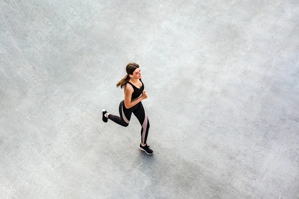 Вид Зверху Молоду Привабливу Атлетичну Жінку Швидкість Бігу Міському Асфальті — стокове фото