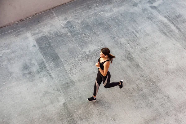 Vista Superior Joven Atractiva Atlética Velocidad Mujer Corriendo Asfalto Ciudad — Foto de Stock