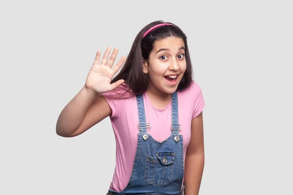 Surpresa Bela Morena Jovem Casual Rosa Shirt Macacão Azul Com — Fotografia de Stock