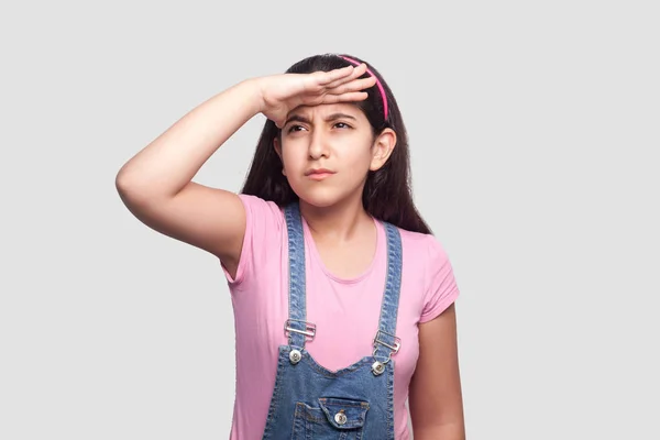 Uważna Piękna Brunetka Młoda Dziewczyna Dorywczo Różowy Shirt Niebieski Denim — Zdjęcie stockowe