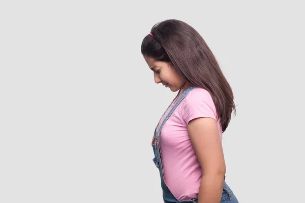 Vedere Laterală Trist Bruneta Tânără Fată Casual Roz Shirt Salopete — Fotografie, imagine de stoc