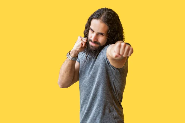 Raiva Forte Barbudo Jovem Com Cabelos Longos Encaracolados Cinza Shirt — Fotografia de Stock