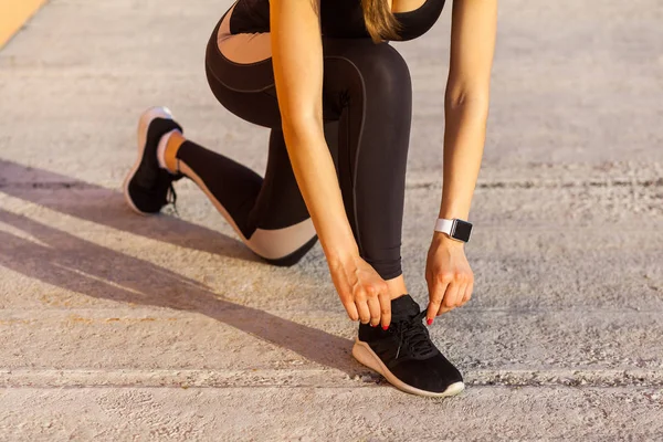 Mujer Deportiva Ropa Deportiva Negra Pie Sobre Rodilla Atando Cordones — Foto de Stock