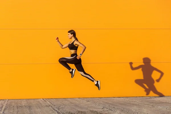 Jovem Mulher Bonita Desportiva Com Corpo Forma Pulando Correndo Sol — Fotografia de Stock