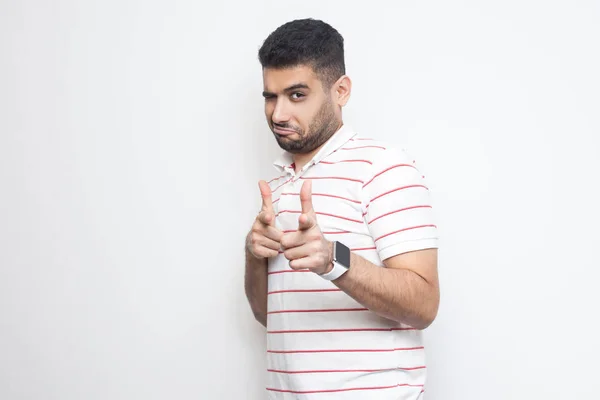 Spokojený Vousatý Mladý Muž Proužkované Košili Ukazující Kameru Směšnou Tváří — Stock fotografie