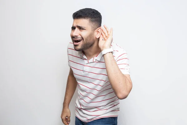 Atencioso Bonito Barbudo Jovem Listrado Shirt Com Mão Orelha Tentando — Fotografia de Stock