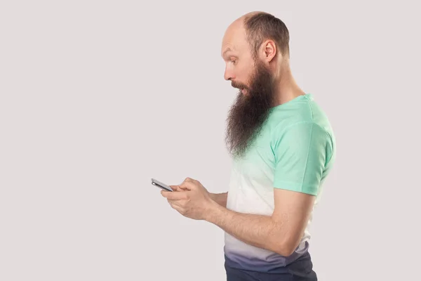 Vue Latérale Homme Barbu Chauve Choqué Regardant Écran Smartphone Avec — Photo