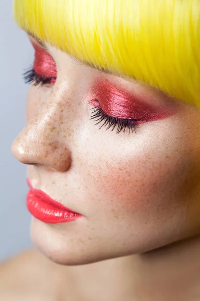 Piękno Portret Cute Młoda Kobieta Zamkniętymi Oczami Czerwonym Makijażu Żółtej — Zdjęcie stockowe