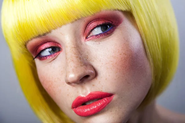 Retrato Belleza Calma Lindo Modelo Femenino Joven Con Pecas Maquillaje —  Fotos de Stock
