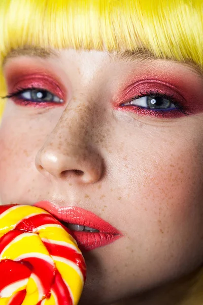 Retrato Beleza Jovem Bonita Com Sardas Maquiagem Vermelha Peruca Amarela — Fotografia de Stock