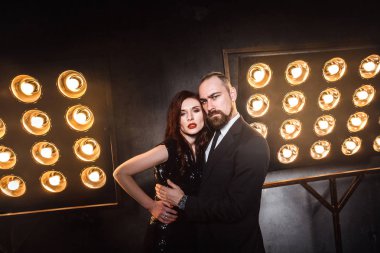 iyi giyimli iki sahne yanında poz ile lambalar, lüks ve zengin kavramı