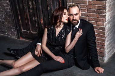 şık ve zengin iki katta otururken sarılma duvara yakın: 