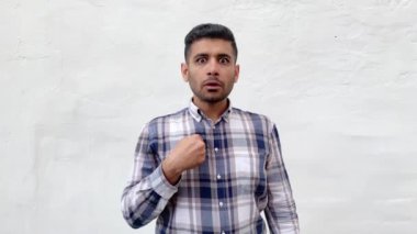 mavi damalı gömlek şok yakışıklı sakallı adam kendini işaret ve beyaz duvar arka planda şaşkın yüz ile bakarken soran