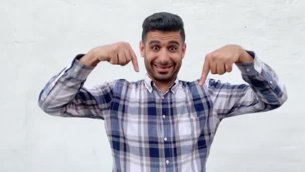 Hombre Barbudo Guapo Con Camisa Cuadros Azul Apuntando Hacia Abajo — Vídeos de Stock