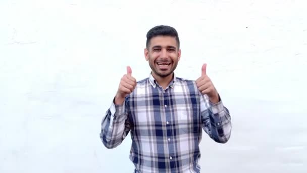 Zadowolony Zadowolony Przystojny Brodaty Człowiek Niebieskim Checkered Shirt Pokazując Kciuki — Wideo stockowe