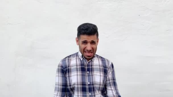 Terkejut Tampan Berjenggot Pria Dalam Kemeja Kotak Kotak Biru Berdiri — Stok Video