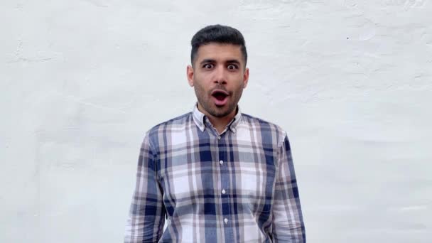 Homem Barbudo Bonito Surpreso Camisa Quadriculada Azul Tocando Seu Rosto — Vídeo de Stock
