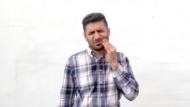 Smutny Chory Przystojny Brodaty Człowiek Niebieskim Checkered Shirt Dotykając Jego — Wideo stockowe