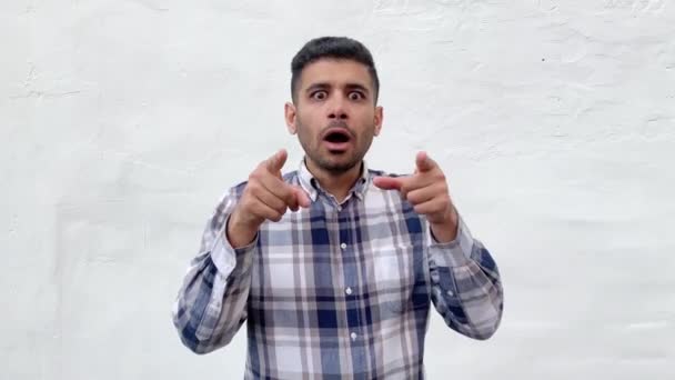 Pria Berjenggot Terkejut Dengan Kemeja Kotak Kotak Biru Menunjuk Dan — Stok Video