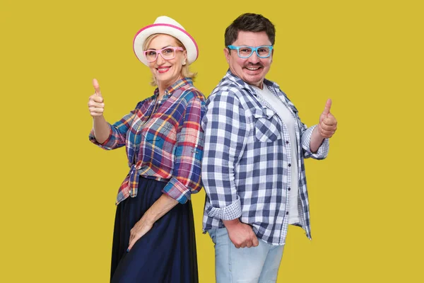 Couple Friends Casual Checkered Shirt Standing Back Back Showing Thumbs — Stock Photo, Image