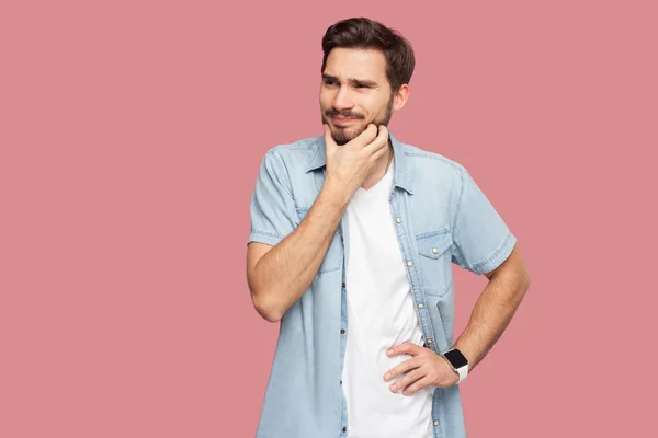 Confuso Hombre Joven Barbudo Guapo Camisa Azul Estilo Casual Arañando — Foto de Stock