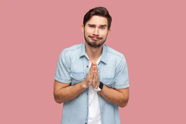 Triste Esperançoso Bonito Barbudo Jovem Azul Casual Camisa Estilo Olhando — Fotografia de Stock