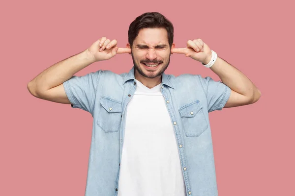 Confuso Joven Barbudo Guapo Camisa Azul Estilo Casual Pie Poniendo — Foto de Stock