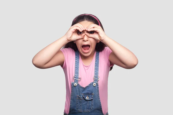 Amazed Young Girl Pink Shirt Blue Overalls Standing Binoculars Gesture — Stock Photo, Image