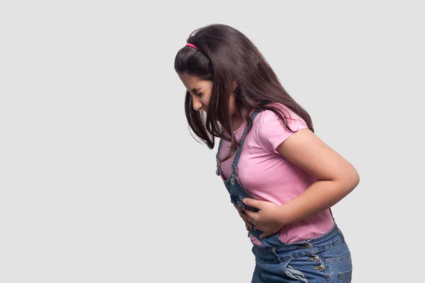 Seitenansicht Der Kranken Brünetten Jungen Frau Rosa Shirt Und Blauem — Stockfoto