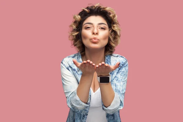 Feliz Amor Mujer Joven Con Peinado Rizado Camisa Azul Casual — Foto de Stock