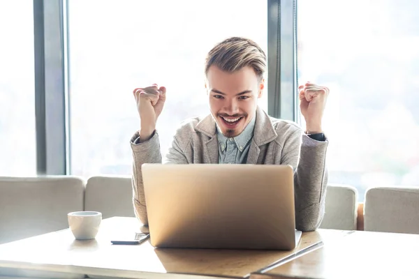 Portret Van Knappe Verbaasd Tevreden Positieve Bebaarde Jonge Freelancer Grijze — Stockfoto