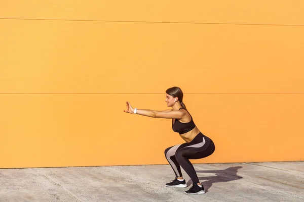 Ung Attraktiv Kvinna Öva Yoga Stol Pose Och Gör Kroppsvikt — Stockfoto