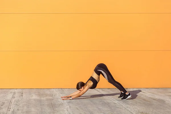 Giovane Donna Sportiva Praticare Yoga Fare Verso Basso Esercizio Fronte — Foto Stock