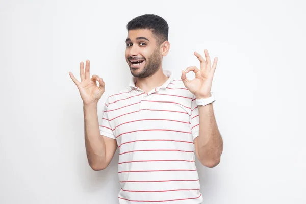 Divertido Guapo Barbudo Joven Camiseta Rayas Mostrando Signos Mirando Cámara — Foto de Stock