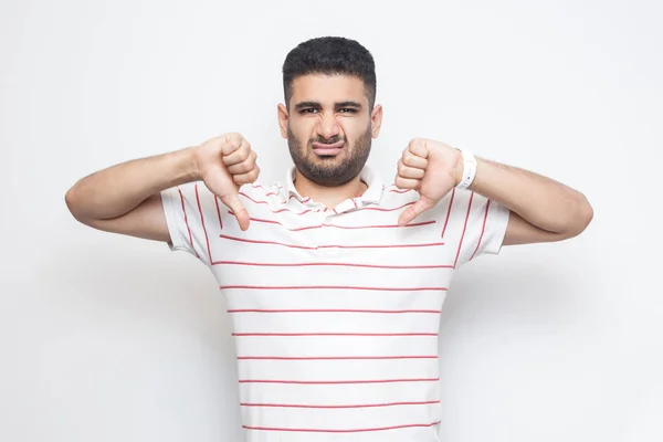 Joven Barbudo Disgustado Camiseta Rayas Mostrando Los Pulgares Hacia Abajo — Foto de Stock