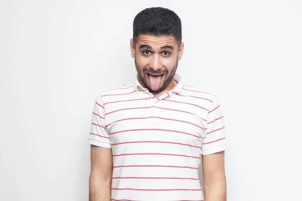 Komik Çılgın Yakışıklı Sakallı Genç Adam Çizgili Shirt Dil Gösteren — Stok fotoğraf