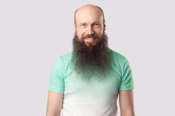 Glücklich Zufriedener Glatzkopf Mittleren Alters Mit Langem Bart Hellgrünem Shirt — Stockfoto