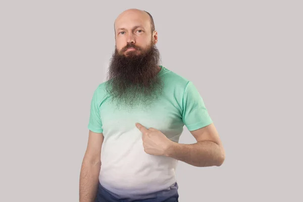 Trygg Medelålders Skallig Man Med Långt Skägg Ljusgrön Shirt Som — Stockfoto