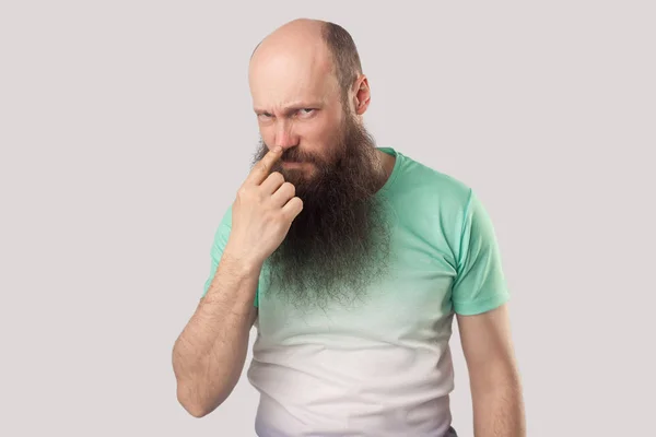 Arg Medelålders Skallig Man Med Långt Skägg Grön Shirt Tittar — Stockfoto