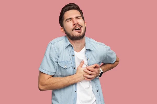 Triste Chocado Bonito Barbudo Jovem Azul Casual Camisa Estilo Segurando — Fotografia de Stock